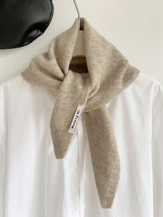 Khaki Chic Wool Blend Knit Triangle Scarf - Versatile & Warm Fashion Accessory - 105 x 35cm
